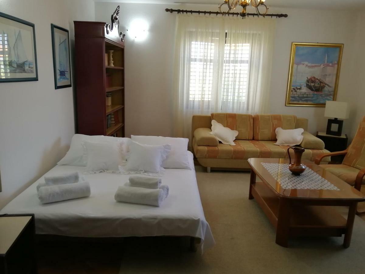 Apartman Mladenka Supetar Exterior photo